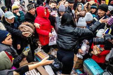 Ukrayna, Kherson sakinleri, Özgürlük Meydanı 'nda erzak alıyorlar. Gerginlik çok güçlü ve insanlar çok kızgın. Uluslararası insani yardım, insanların her şeyden yoksun olduğu zaman düzenlenir.