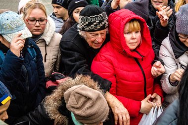 Ukrayna, Kherson sakinleri, Özgürlük Meydanı 'nda erzak alıyorlar. Gerginlik çok güçlü ve insanlar çok kızgın. Uluslararası insani yardım, insanların her şeyden yoksun olduğu zaman düzenlenir.