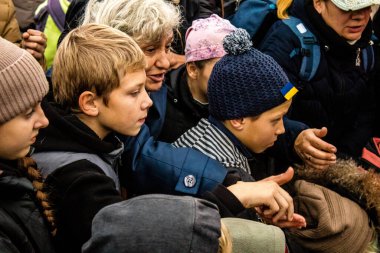 Ukrayna, Kherson sakinleri, Özgürlük Meydanı 'nda erzak alıyorlar. Gerginlik çok güçlü ve insanlar çok kızgın. Uluslararası insani yardım, insanların her şeyden yoksun olduğu zaman düzenlenir.