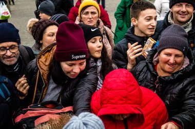 Ukrayna, Kherson sakinleri, Özgürlük Meydanı 'nda erzak alıyorlar. Gerginlik çok güçlü ve insanlar çok kızgın. Uluslararası insani yardım, insanların her şeyden yoksun olduğu zaman düzenlenir.