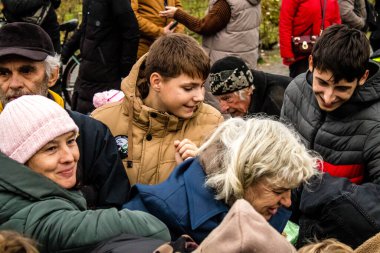 Ukrayna, Kherson sakinleri, Özgürlük Meydanı 'nda erzak alıyorlar. Gerginlik çok güçlü ve insanlar çok kızgın. Uluslararası insani yardım, insanların her şeyden yoksun olduğu zaman düzenlenir.