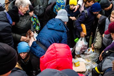 Ukrayna, Kherson sakinleri, Özgürlük Meydanı 'nda erzak alıyorlar. Gerginlik çok güçlü ve insanlar çok kızgın. Uluslararası insani yardım, insanların her şeyden yoksun olduğu zaman düzenlenir.