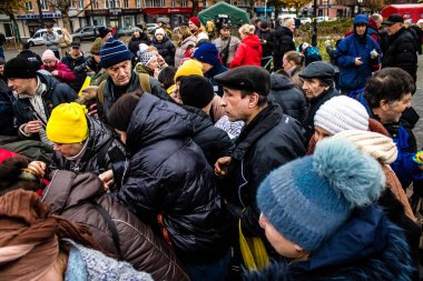 Ukrayna, Kherson sakinleri, Özgürlük Meydanı 'nda erzak alıyorlar. Gerginlik çok güçlü ve insanlar çok kızgın. Uluslararası insani yardım, insanların her şeyden yoksun olduğu zaman düzenlenir.