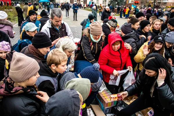 Moradores Kherson Ucrânia Recebem Suprimentos Comida Praça Liberdade Tensão Muito — Fotografia de Stock