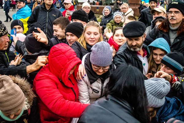 ウクライナのヘルソンの住民は 自由広場で食料供給を受けています 緊張は非常に強く 人々は非常に憤慨しています 国際人道援助は全てを失ったときに組織されます — ストック写真