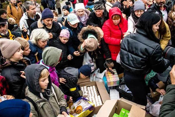 Los Residentes Kherson Ucrania Reciben Suministros Alimentos Freedom Square Tensión —  Fotos de Stock