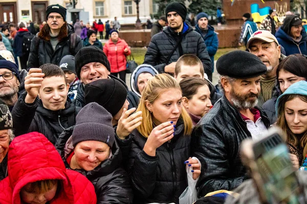 Ukrayna, Kherson sakinleri, Özgürlük Meydanı 'nda erzak alıyorlar. Gerginlik çok güçlü ve insanlar çok kızgın. Uluslararası insani yardım, insanların her şeyden yoksun olduğu zaman düzenlenir.