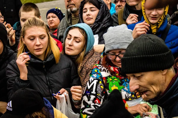 Ukrayna, Kherson sakinleri, Özgürlük Meydanı 'nda erzak alıyorlar. Gerginlik çok güçlü ve insanlar çok kızgın. Uluslararası insani yardım, insanların her şeyden yoksun olduğu zaman düzenlenir.