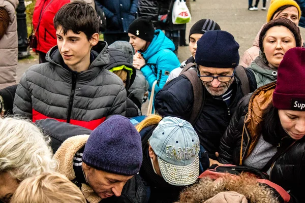 Ukrayna, Kherson sakinleri, Özgürlük Meydanı 'nda erzak alıyorlar. Gerginlik çok güçlü ve insanlar çok kızgın. Uluslararası insani yardım, insanların her şeyden yoksun olduğu zaman düzenlenir.