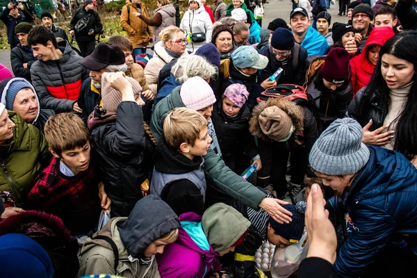 ウクライナのヘルソンの住民は 自由広場で食料供給を受けています 緊張は非常に強く 人々は非常に憤慨しています 国際人道援助は全てを失ったときに組織されます — ストック写真
