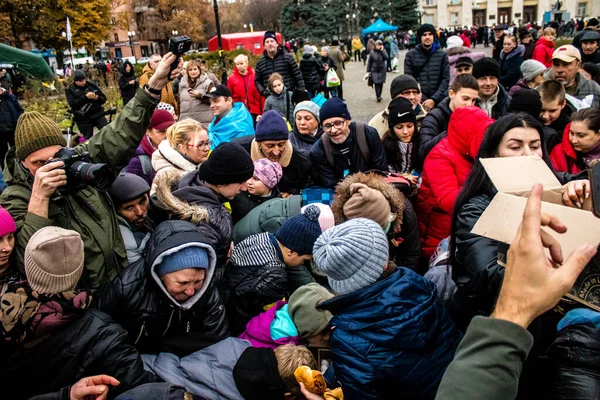 Κάτοικοι Του Kherson Ουκρανία Λαμβάνουν Προμήθειες Τροφίμων Στην Πλατεία Ελευθερίας — Φωτογραφία Αρχείου