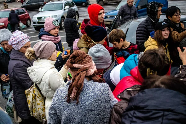 Жители Херсона Украина Получают Продовольствие Площади Свободы Напряжение Сильное Люди — стоковое фото