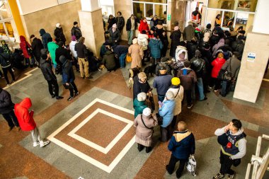 Kherson sakinlerine şehri boşaltma emri verilmiştir. Buluşma noktası, yüzlerce insanın onları Kyiv 'e götürecek gece trenine binmek için toplandığı tren istasyonu.