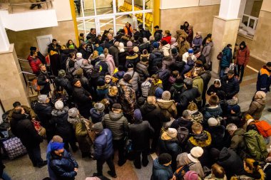 Kherson sakinlerine şehri boşaltma emri verilmiştir. Buluşma noktası, yüzlerce insanın onları Kyiv 'e götürecek gece trenine binmek için toplandığı tren istasyonu.