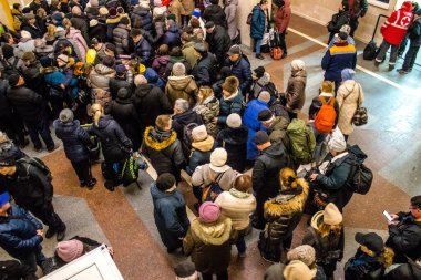 Kherson sakinlerine şehri boşaltma emri verilmiştir. Buluşma noktası, yüzlerce insanın onları Kyiv 'e götürecek gece trenine binmek için toplandığı tren istasyonu.
