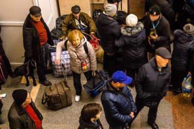 Kherson sakinlerine şehri boşaltma emri verilmiştir. Buluşma noktası, yüzlerce insanın onları Kyiv 'e götürecek gece trenine binmek için toplandığı tren istasyonu.