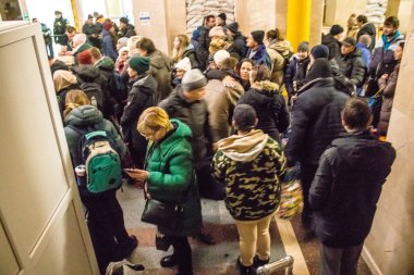 Kherson sakinlerine şehri boşaltma emri verilmiştir. Buluşma noktası, yüzlerce insanın onları Kyiv 'e götürecek gece trenine binmek için toplandığı tren istasyonu.