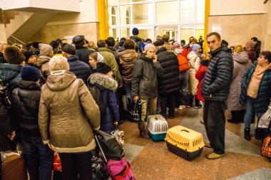 Kherson sakinlerine şehri boşaltma emri verilmiştir. Buluşma noktası, yüzlerce insanın onları Kyiv 'e götürecek gece trenine binmek için toplandığı tren istasyonu.