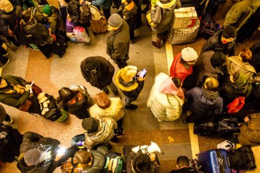 Kherson sakinlerine şehri boşaltma emri verilmiştir. Buluşma noktası, yüzlerce insanın onları Kyiv 'e götürecek gece trenine binmek için toplandığı tren istasyonu.