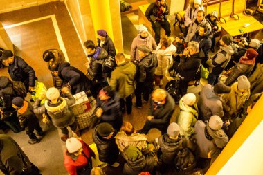 Kherson sakinlerine şehri boşaltma emri verilmiştir. Buluşma noktası, yüzlerce insanın onları Kyiv 'e götürecek gece trenine binmek için toplandığı tren istasyonu.