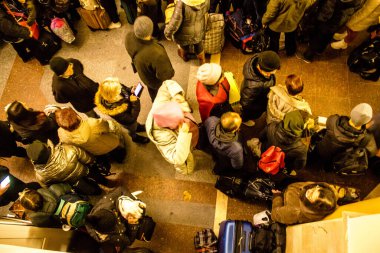 Kherson sakinlerine şehri boşaltma emri verilmiştir. Buluşma noktası, yüzlerce insanın onları Kyiv 'e götürecek gece trenine binmek için toplandığı tren istasyonu.