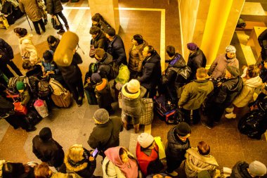 Kherson sakinlerine şehri boşaltma emri verilmiştir. Buluşma noktası, yüzlerce insanın onları Kyiv 'e götürecek gece trenine binmek için toplandığı tren istasyonu.