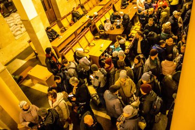 Kherson sakinlerine şehri boşaltma emri verilmiştir. Buluşma noktası, yüzlerce insanın onları Kyiv 'e götürecek gece trenine binmek için toplandığı tren istasyonu.