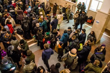 Kherson sakinlerine şehri boşaltma emri verilmiştir. Buluşma noktası, yüzlerce insanın onları Kyiv 'e götürecek gece trenine binmek için toplandığı tren istasyonu.