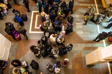 Kherson sakinlerine şehri boşaltma emri verilmiştir. Buluşma noktası, yüzlerce insanın onları Kyiv 'e götürecek gece trenine binmek için toplandığı tren istasyonu.