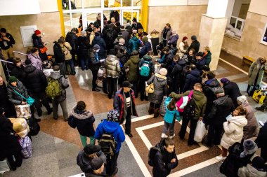 Kherson sakinlerine şehri boşaltma emri verilmiştir. Buluşma noktası, yüzlerce insanın onları Kyiv 'e götürecek gece trenine binmek için toplandığı tren istasyonu.