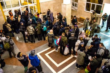 Kherson sakinlerine şehri boşaltma emri verilmiştir. Buluşma noktası, yüzlerce insanın onları Kyiv 'e götürecek gece trenine binmek için toplandığı tren istasyonu.