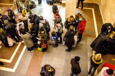 Kherson sakinlerine şehri boşaltma emri verilmiştir. Buluşma noktası, yüzlerce insanın onları Kyiv 'e götürecek gece trenine binmek için toplandığı tren istasyonu.