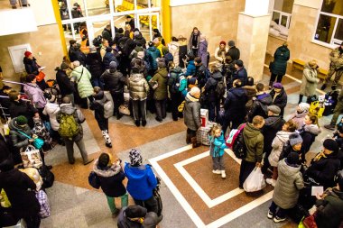 Kherson sakinlerine şehri boşaltma emri verilmiştir. Buluşma noktası, yüzlerce insanın onları Kyiv 'e götürecek gece trenine binmek için toplandığı tren istasyonu.