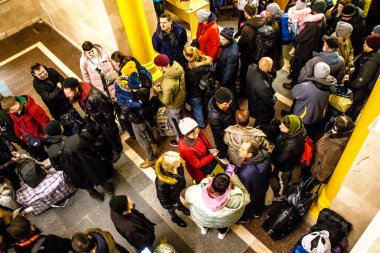 Kherson sakinlerine şehri boşaltma emri verilmiştir. Buluşma noktası, yüzlerce insanın onları Kyiv 'e götürecek gece trenine binmek için toplandığı tren istasyonu.