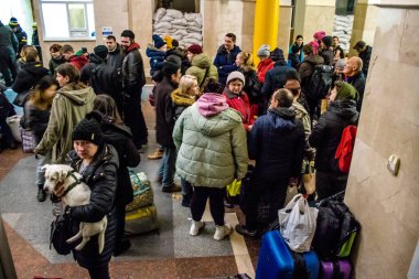 Kherson sakinlerine şehri boşaltma emri verilmiştir. Buluşma noktası, yüzlerce insanın onları Kyiv 'e götürecek gece trenine binmek için toplandığı tren istasyonu.