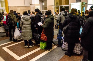 Kherson sakinlerine şehri boşaltma emri verilmiştir. Buluşma noktası, yüzlerce insanın onları Kyiv 'e götürecek gece trenine binmek için toplandığı tren istasyonu.