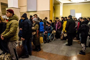 Kherson sakinlerine şehri boşaltma emri verilmiştir. Buluşma noktası, yüzlerce insanın onları Kyiv 'e götürecek gece trenine binmek için toplandığı tren istasyonu.