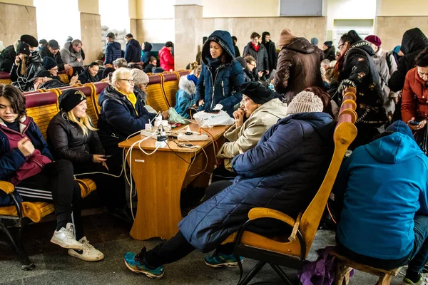 stock image The inahabitants of Kherson are charging phones before to evacuate the city. The meeting point is at the train station where hundreds of people have gathered to take the night train that will take them to Kyiv