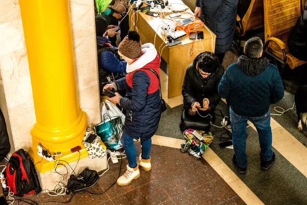 stock image The inahabitants of Kherson are charging phones before to evacuate the city. The meeting point is at the train station where hundreds of people have gathered to take the night train that will take them to Kyiv