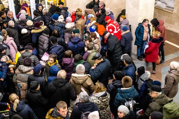 カーソンの住民は市からの避難を命じられている ミーティングポイントは 何百人もの人々がキエフにそれらを取る夜行列車を取るために集まっている駅です — ストック写真