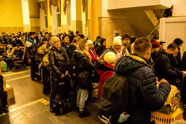 Жителям Херсона Приказано Эвакуировать Город Место Встречи Вокзале Сотни Людей — стоковое фото