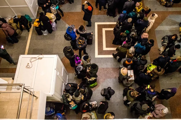 stock image The inahabitants of Kherson have been ordered to evacuate the city. The meeting point is at the train station where hundreds of people have gathered to take the night train that will take them to Kyiv