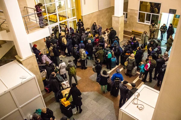 stock image The inahabitants of Kherson have been ordered to evacuate the city. The meeting point is at the train station where hundreds of people have gathered to take the night train that will take them to Kyiv