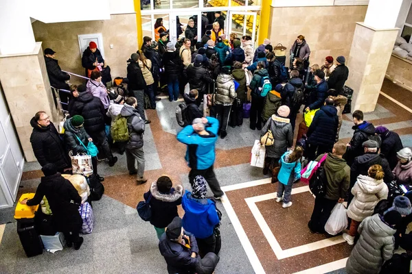 Stock image The inahabitants of Kherson have been ordered to evacuate the city. The meeting point is at the train station where hundreds of people have gathered to take the night train that will take them to Kyiv