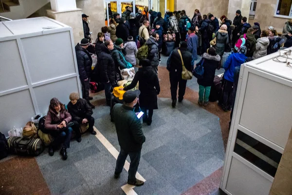 赫尔松的居民被命令撤离该城 在火车站的交汇处 数百人聚集在一起 坐夜车去基辅 — 图库照片