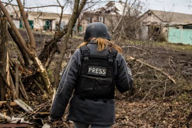 Ashley Chan 'in portresi, bu seçkin gazeteci ve fotoğrafçı Ukrayna' daki savaşı anlatıyor. Cephede çalışıyor ve durumu örtbas etmek için büyük bir soğukkanlılık gösteriyor. Onun yüksek kaliteli fotoğrafları, fotoğrafçılık dünyasında bir referans. 