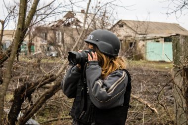 Ashley Chan 'in portresi, bu seçkin gazeteci ve fotoğrafçı Ukrayna' daki savaşı anlatıyor. Cephede çalışıyor ve durumu örtbas etmek için büyük bir soğukkanlılık gösteriyor. Onun yüksek kaliteli fotoğrafları, fotoğrafçılık dünyasında bir referans. 