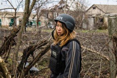 Ashley Chan 'in portresi, bu seçkin gazeteci ve fotoğrafçı Ukrayna' daki savaşı anlatıyor. Cephede çalışıyor ve durumu örtbas etmek için büyük bir soğukkanlılık gösteriyor. Onun yüksek kaliteli fotoğrafları, fotoğrafçılık dünyasında bir referans. 