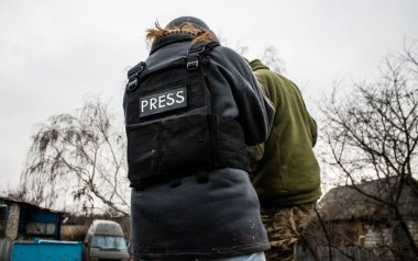 Ashley Chan 'in portresi, bu seçkin gazeteci ve fotoğrafçı Ukrayna' daki savaşı anlatıyor. Cephede çalışıyor ve durumu örtbas etmek için büyük bir soğukkanlılık gösteriyor. Onun yüksek kaliteli fotoğrafları, fotoğrafçılık dünyasında bir referans. 