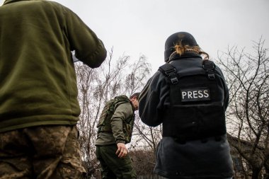 Ashley Chan 'in portresi, bu seçkin gazeteci ve fotoğrafçı Ukrayna' daki savaşı anlatıyor. Cephede çalışıyor ve durumu örtbas etmek için büyük bir soğukkanlılık gösteriyor. Onun yüksek kaliteli fotoğrafları, fotoğrafçılık dünyasında bir referans. 